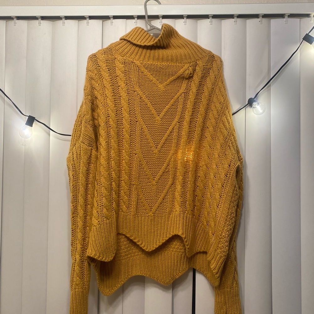 ✨ SCALLOP HEM TURTLENECK ✨ size L